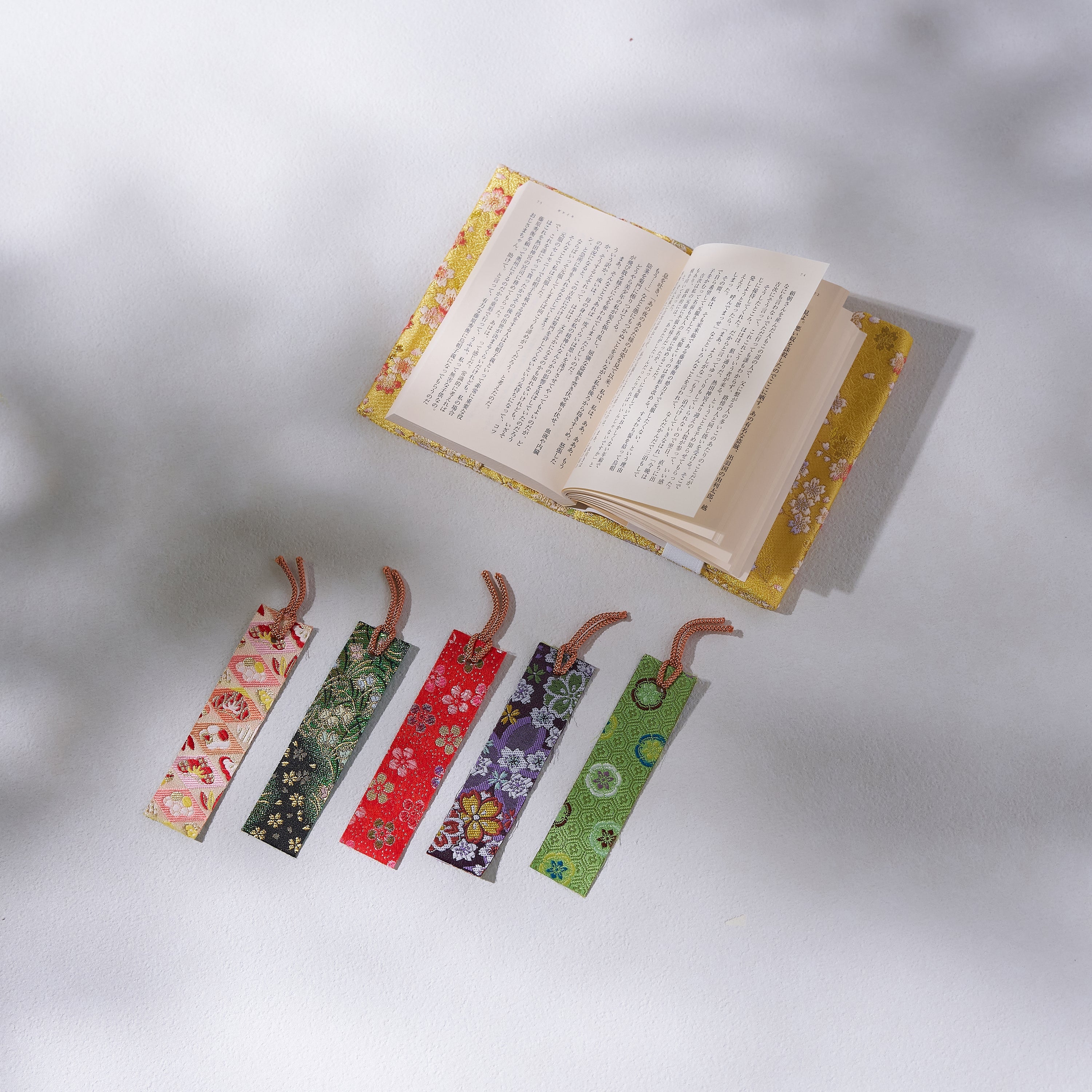 和雑貨ブックカバーの魅力|読書習慣が心地よくなるHARUMEKIの使い方とギフト提案