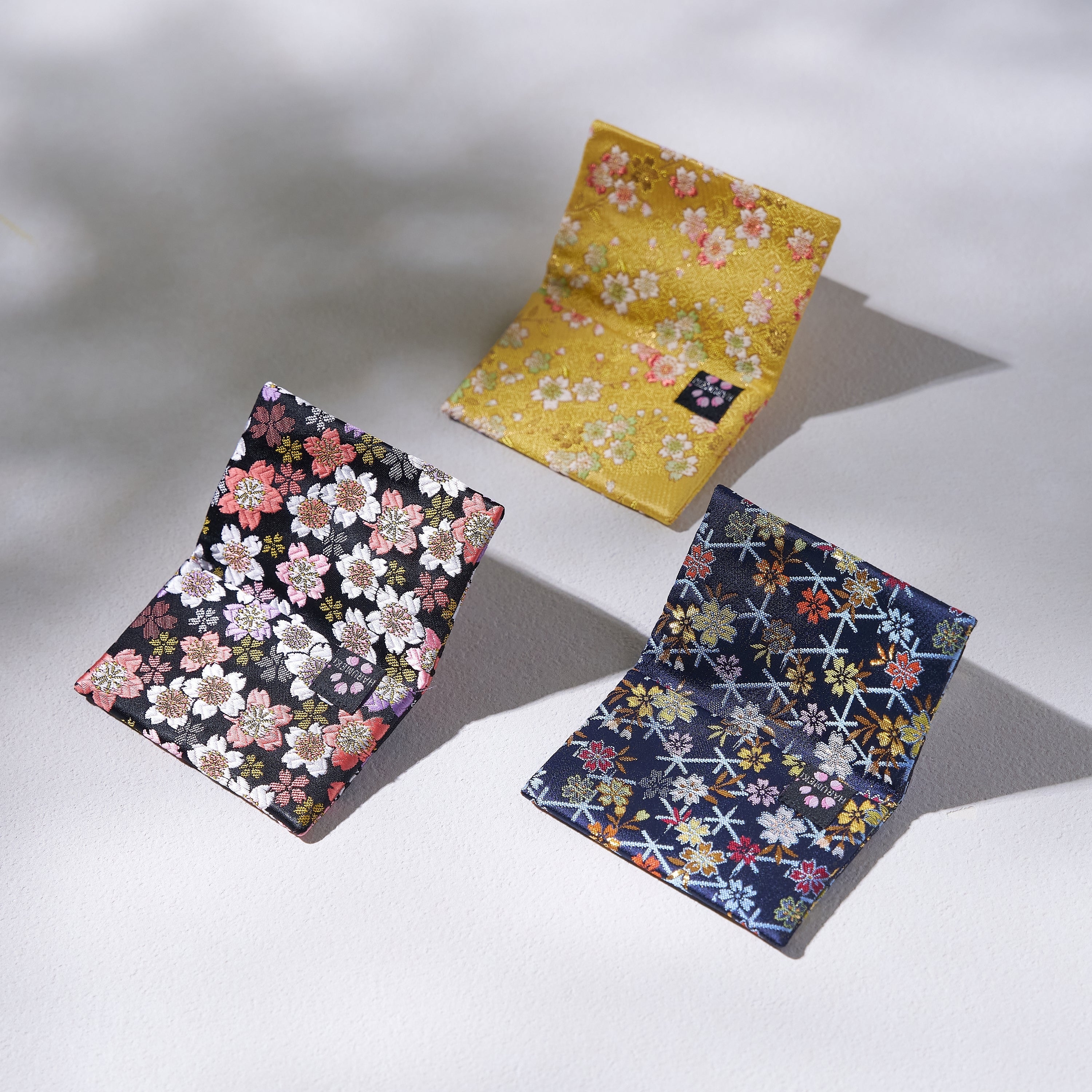 初対面の会話を彩り、ご縁を結ぶ。 【ヴィンテージ金襴】ひらりカードホルダー(名刺・ICカード入れ) 織言葉のストーリーを忍ばせる、スマートな名刺入れ - HARUMEKI