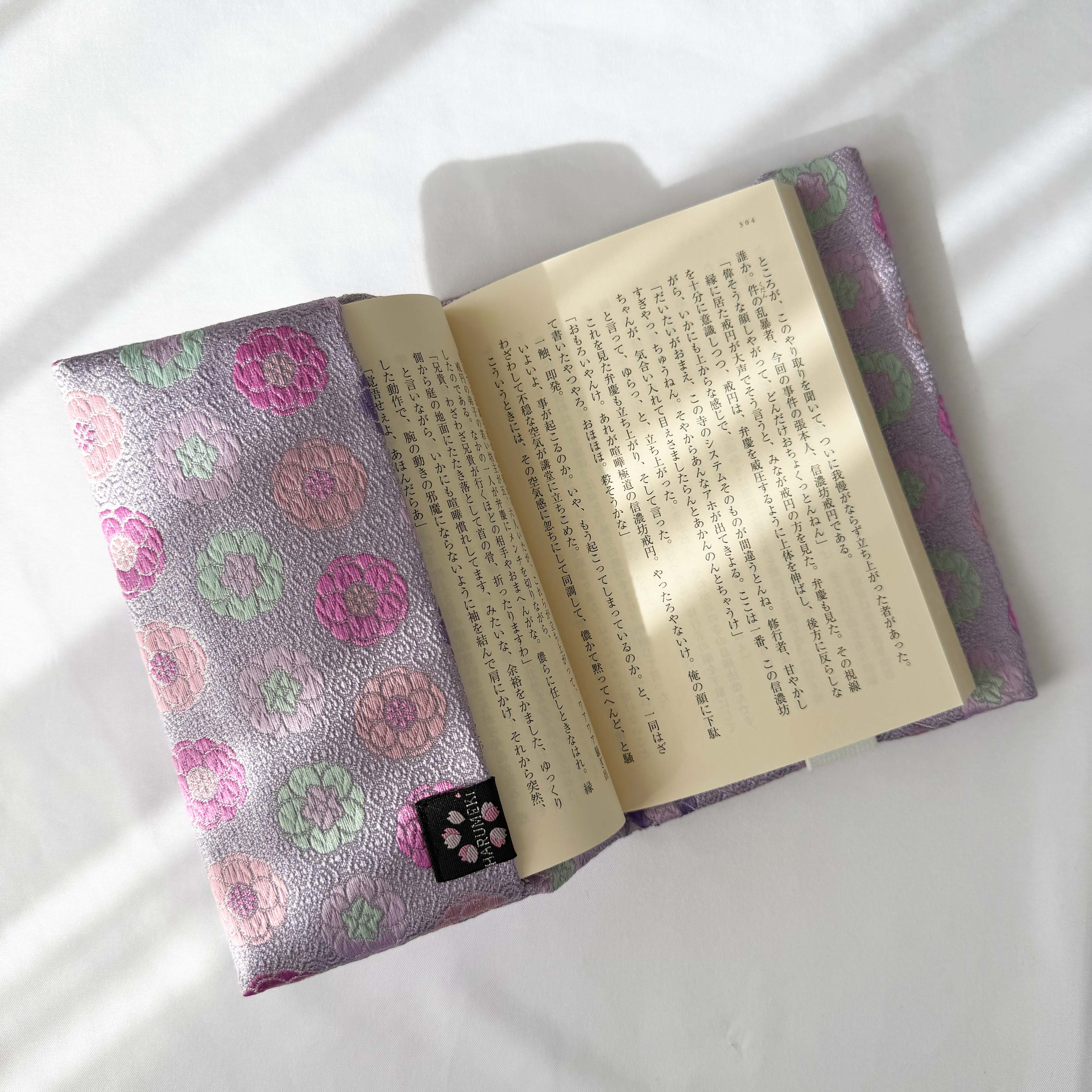 【ヴィンテージ金襴】ものがたり装いカバー(ブックカバー・しおり付) 世界に一つの織言葉で包む、あなただけの聖域 - HARUMEKI