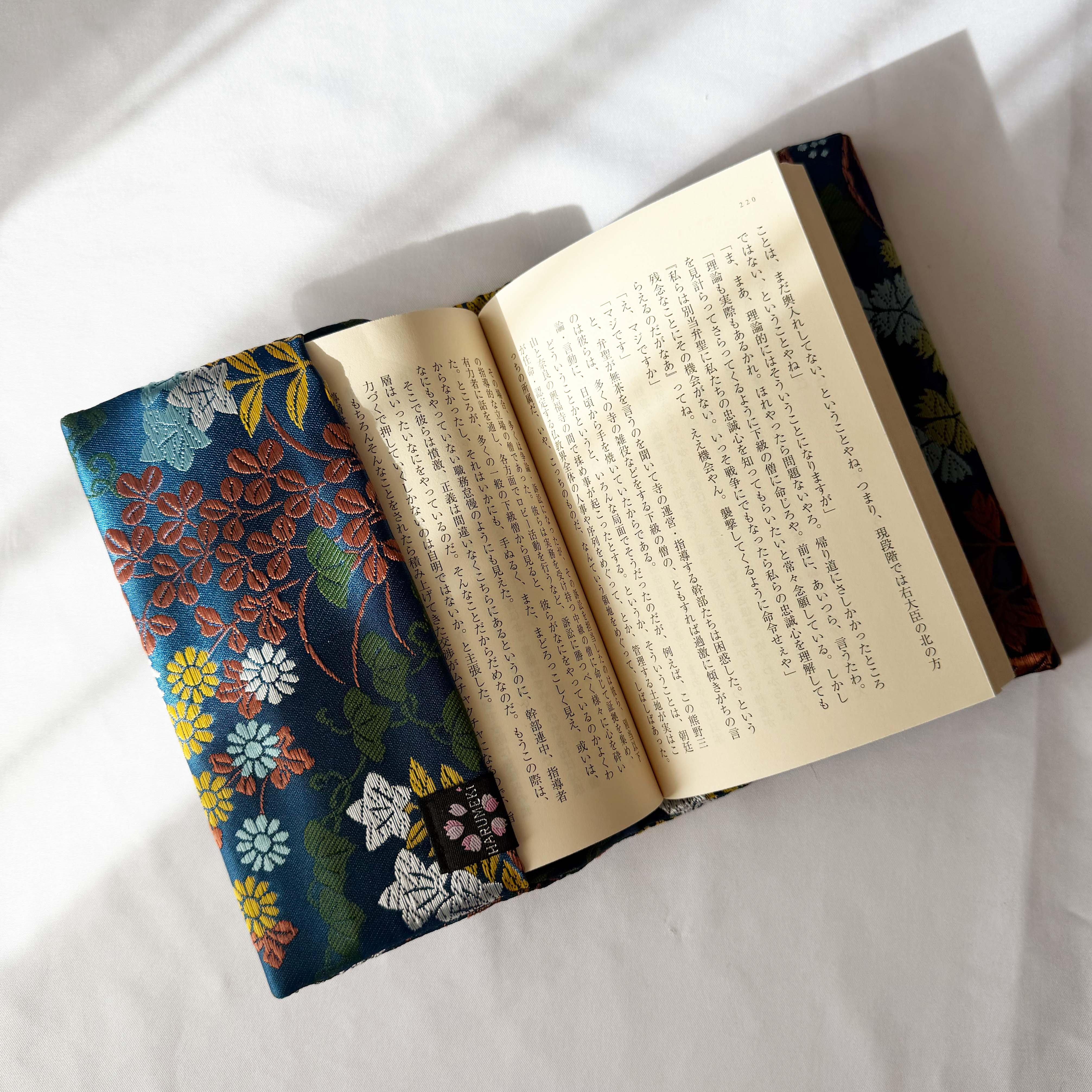 【ヴィンテージ金襴】ものがたり装いカバー(ブックカバー・しおり付) 世界に一つの織言葉で包む、あなただけの聖域 - HARUMEKI