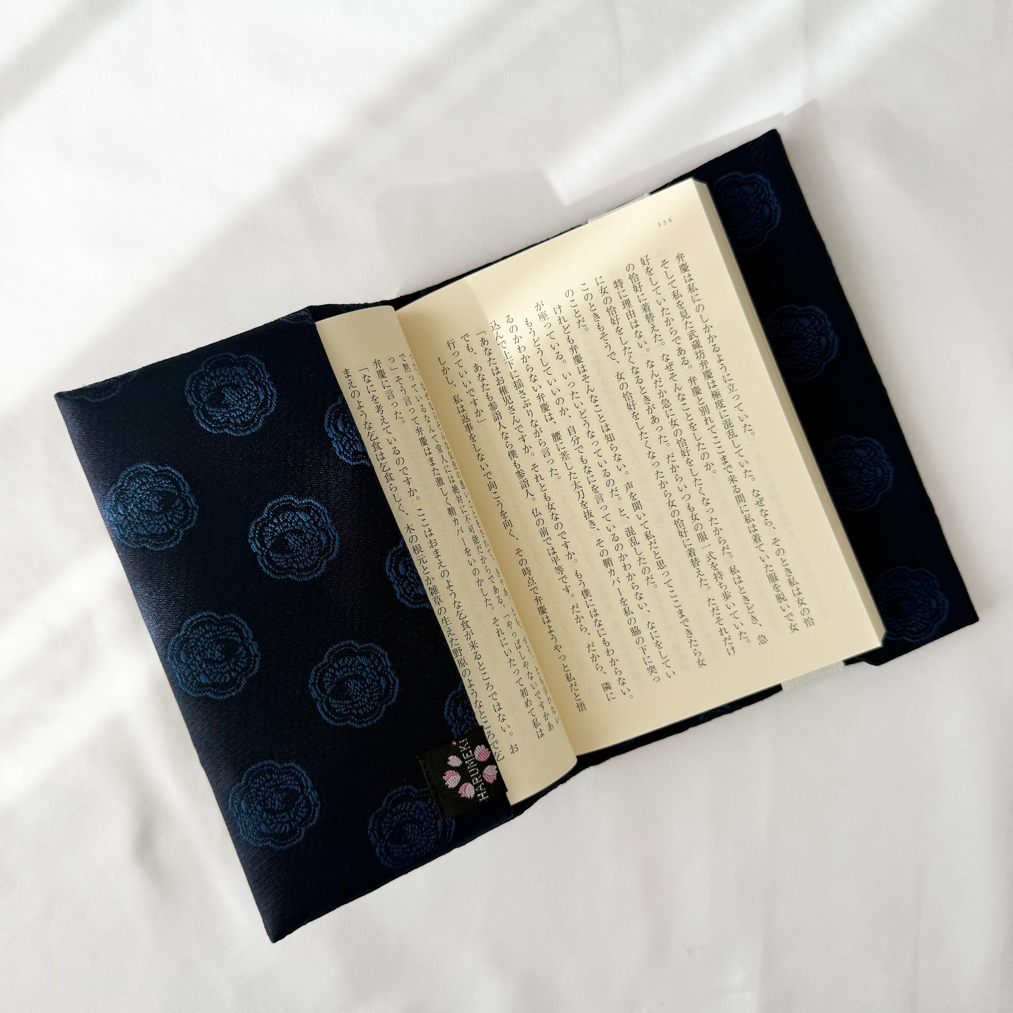 【ヴィンテージ金襴】ものがたり装いカバー(ブックカバー・しおり付) 世界に一つの織言葉で包む、あなただけの聖域 - HARUMEKI