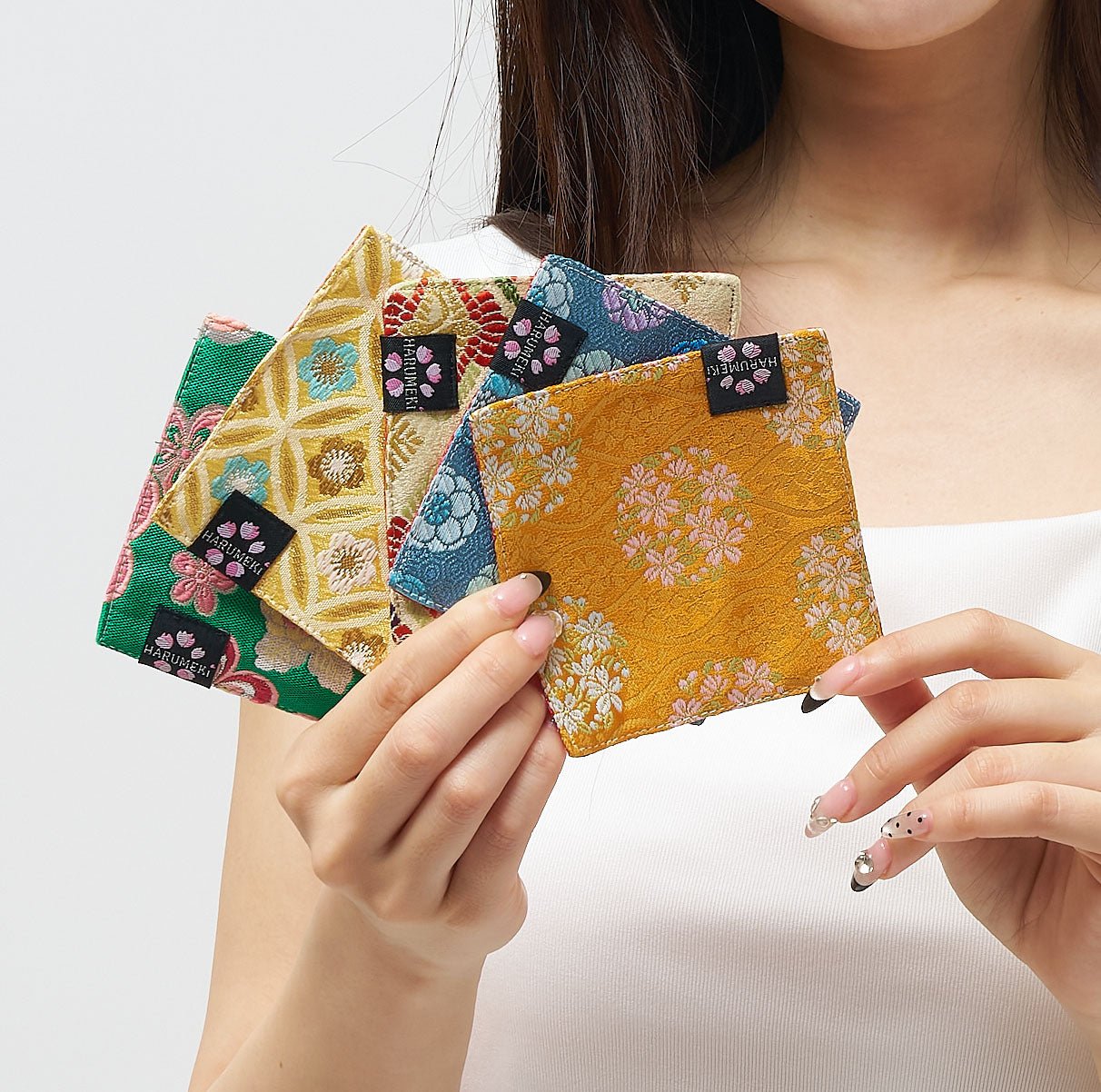 【祝膳を彩り、家中に願いを散りばめるコースター　５枚セット】金襴（Kinran）マルチマット「季節の雫」 - HARUMEKI