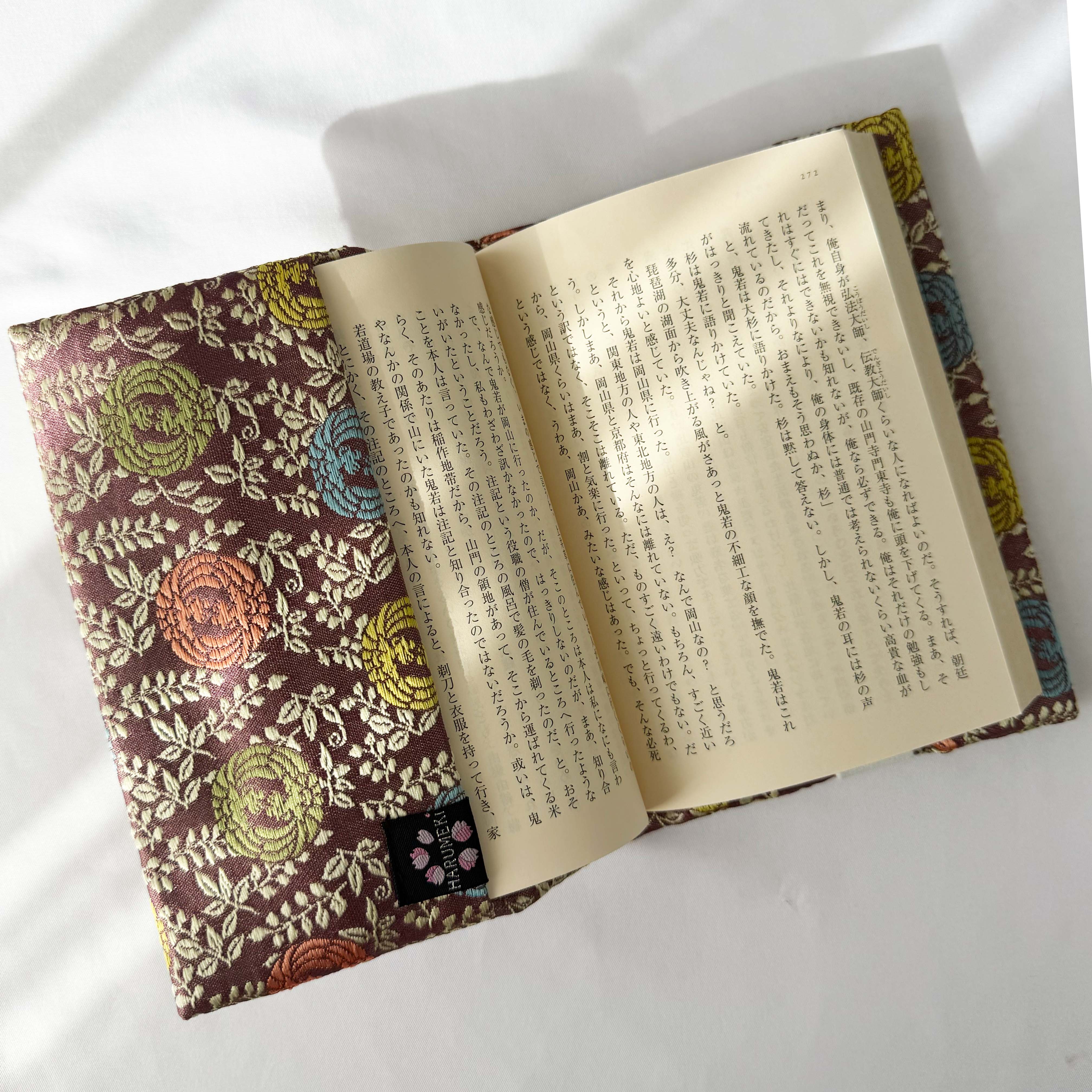 【ヴィンテージ金襴】ものがたり装いカバー（ブックカバー・しおり付） 世界に一つの織言葉で包む、あなただけの聖域 - HARUMEKI