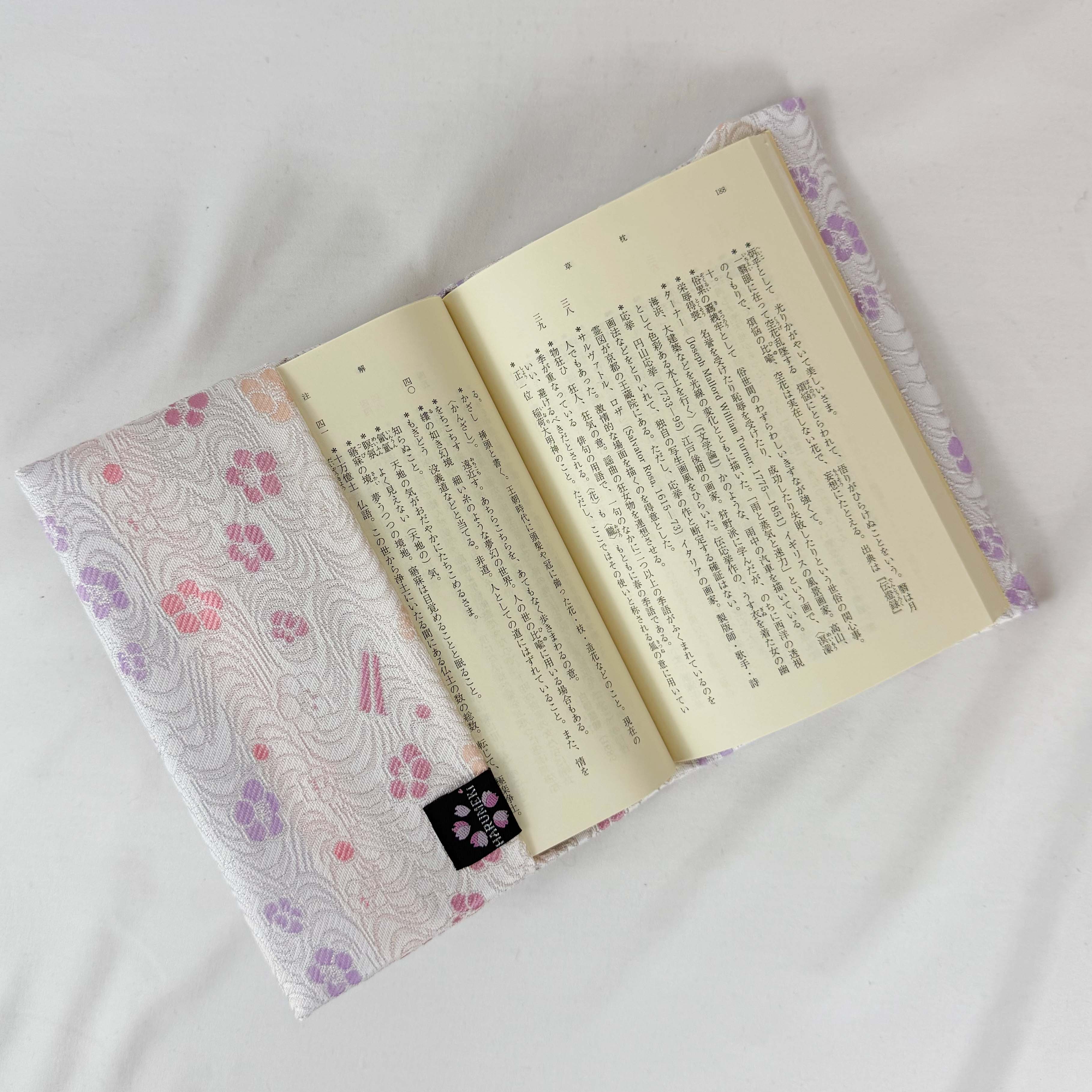 【ヴィンテージ金襴】ものがたり装いカバー（ブックカバー・しおり付） 世界に一つの織言葉で包む、あなただけの聖域 - HARUMEKI